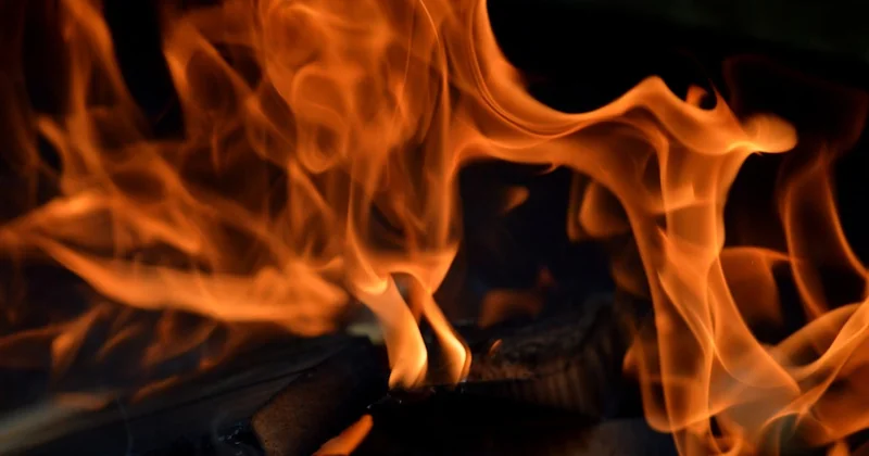 Les recettes gourmandes à préparer au feu de camp qui marchent vraiment