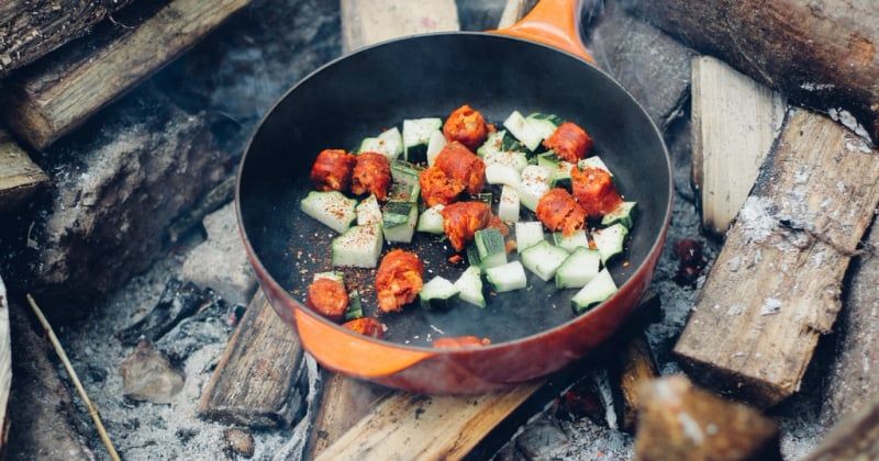 10 recettes gourmandes à préparer au feu de camp qui vont bluffer vos amis